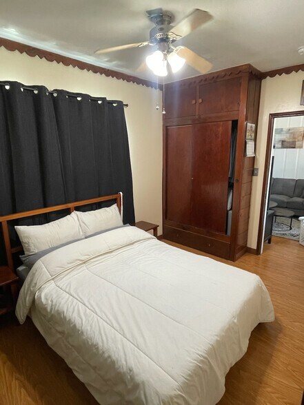Bedroom - 10514 Commerce Ave