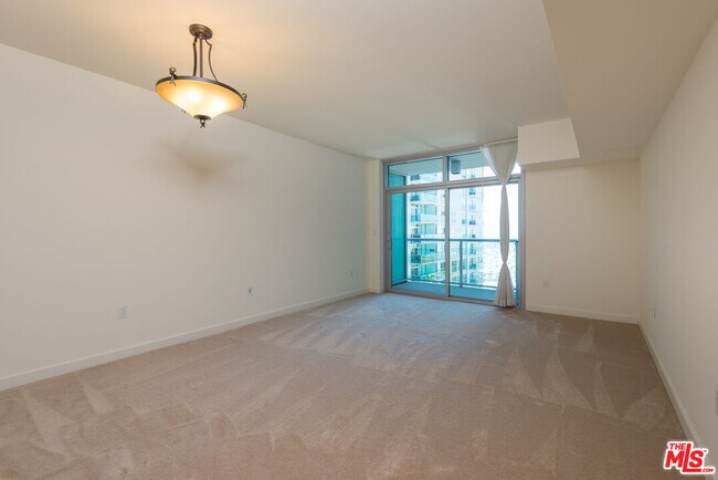Building Photo - 13700 Marina Pointe Dr