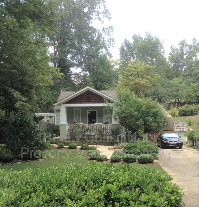 Building Photo - 2461 Lyndhurst Ave