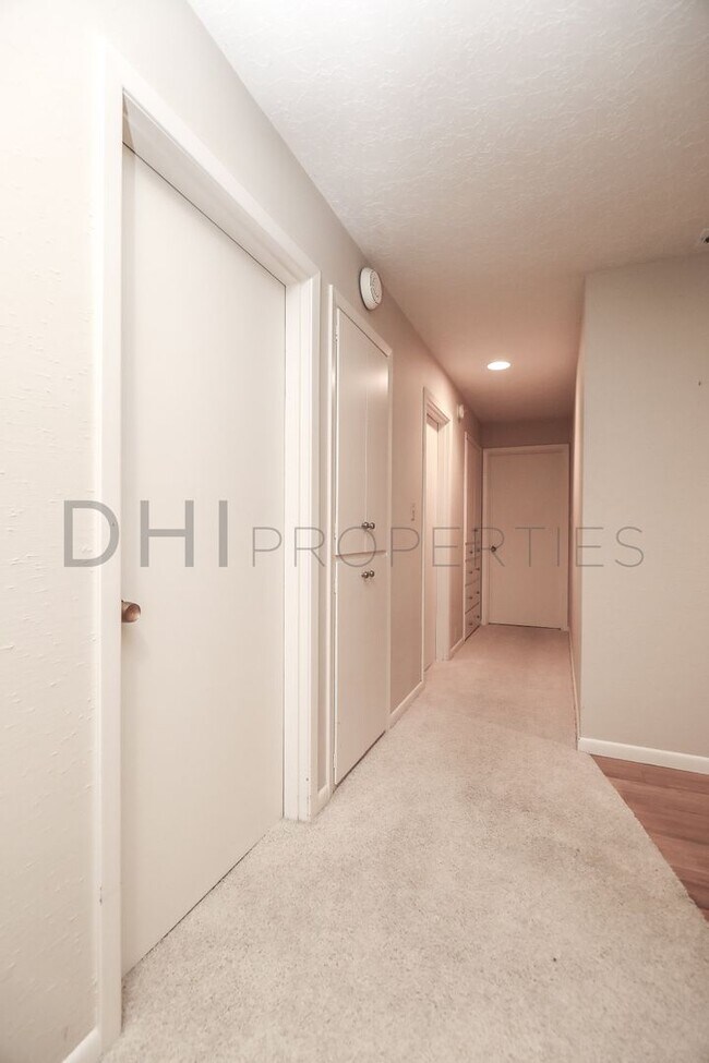 Building Photo - SPACIOUS MIDCENTURY HOME IN LONGVIEW'S CASCADE WAY NEIGHBORHOOD FOR RENT