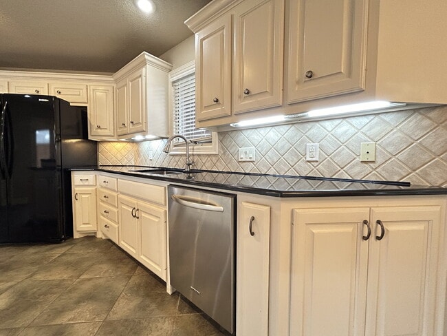 Building Photo - House Located Behind Market Street On Cul-De-Sac!