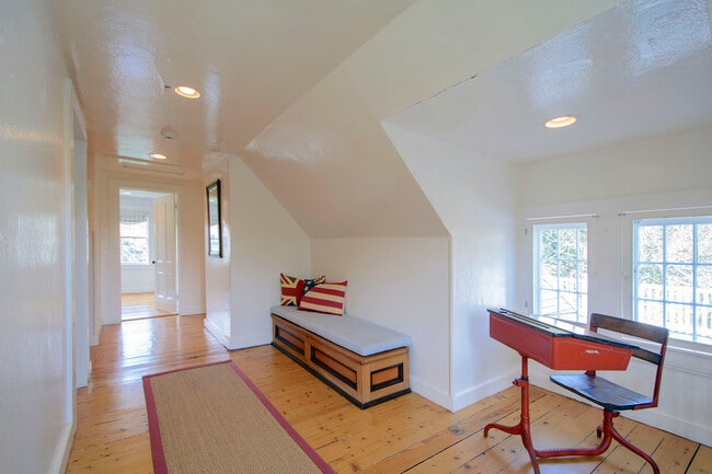 Building Photo - 35 Huntting Ln