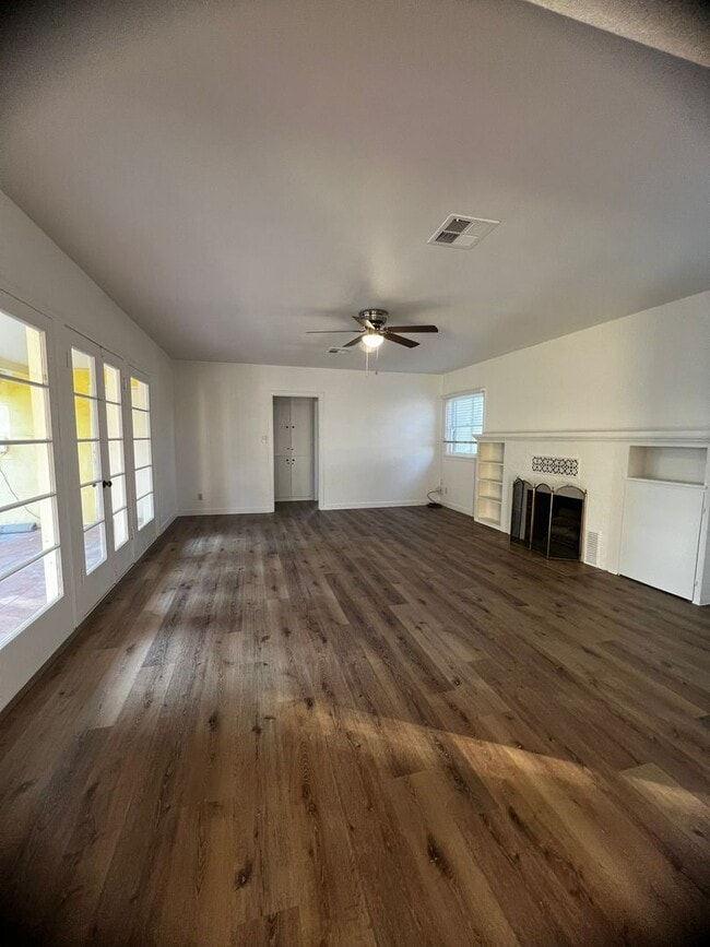 Building Photo - 800 N West St