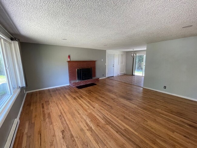 Building Photo - Pet Friendly 3 Bedroom with Spacious Yard!