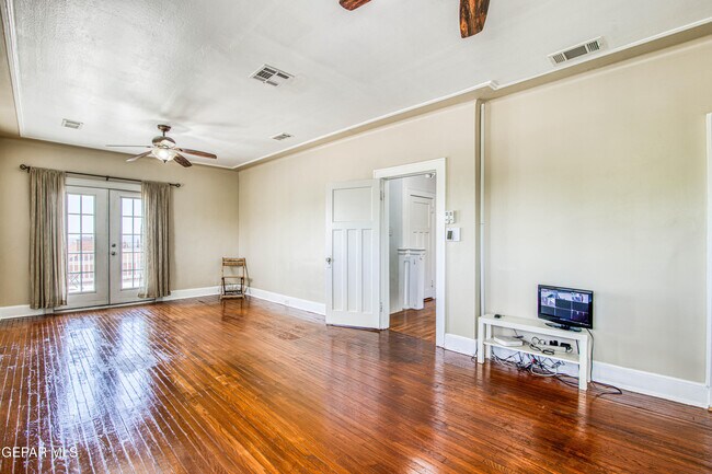 Building Photo - 1701 Elm St