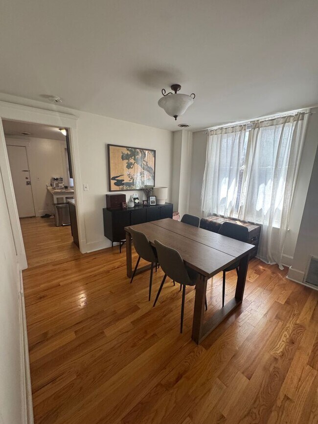 Building Photo - Great Wicker Park Location! Renovated 2 BR!