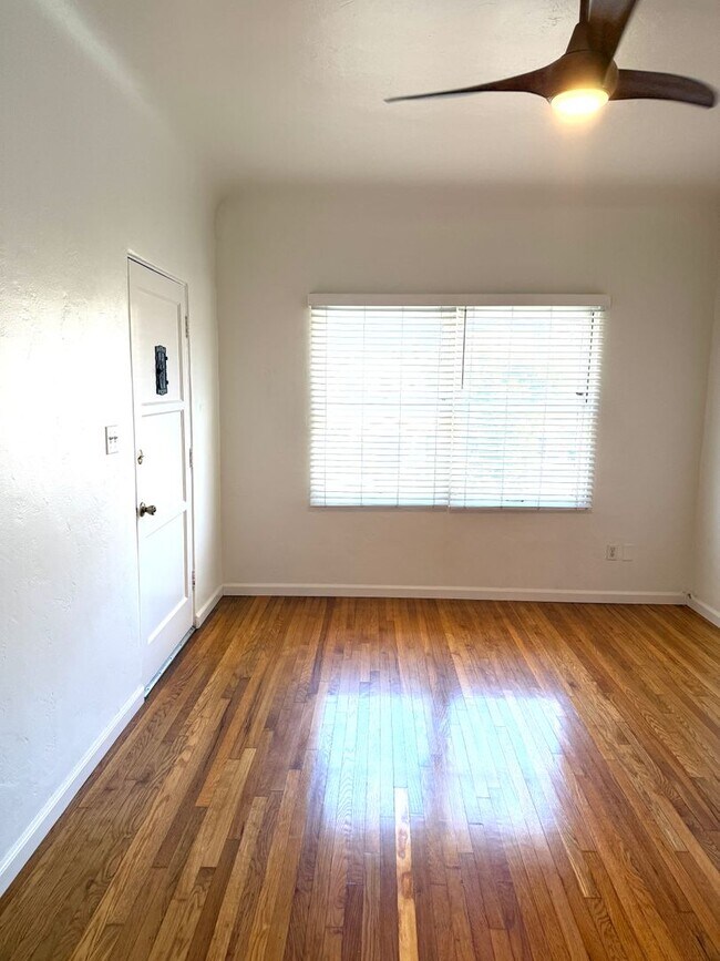 Building Photo - Upstairs 1 bedroom 1 bathroom apartment - Available now