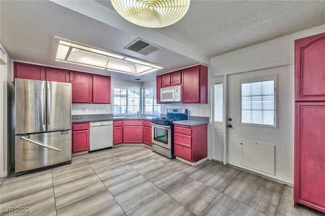 Building Photo - 2728 Miraflores Ave