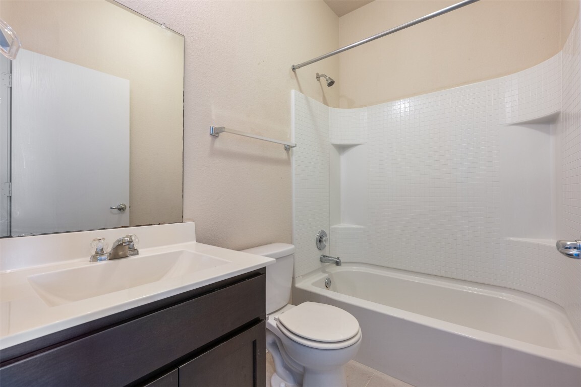 2nd floor bedroom, bathroom - 4337 Nitschke St