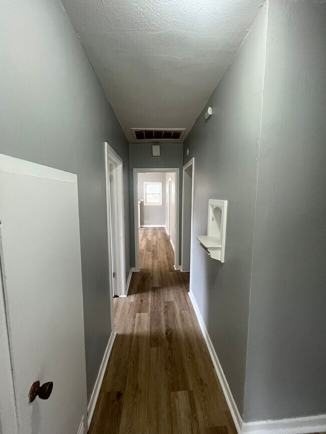 Building Photo - Great 3 Bedroom 1 bathroom house close to ...
