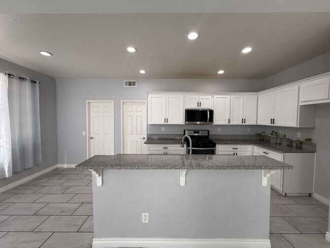 Building Photo - Available Now Palmdale 7 bedrooms !