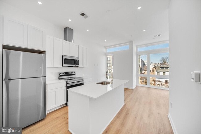 Building Photo - 710 Kennedy St NW