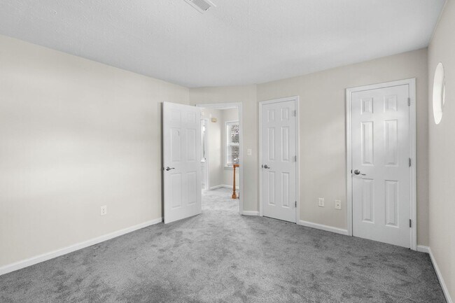 Building Photo - End unit of a Triplex within walking dista...