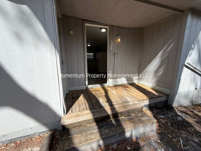 Building Photo - Completely Renovated Adorable 2/1- DONT MISS OUT!!!