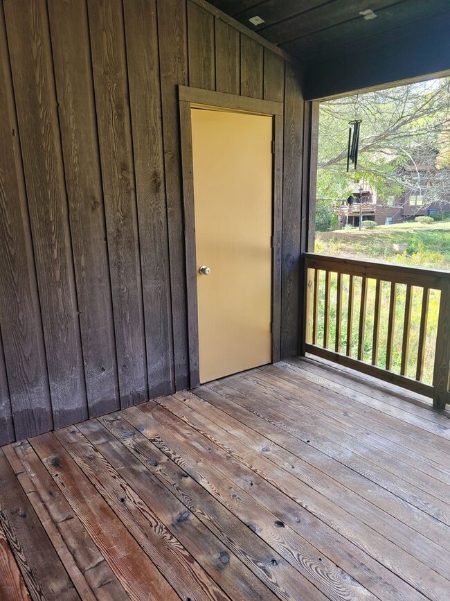 Building Photo - 4 bedroom Townhouse on Bloomington's South Side; Located in The Woodlands!