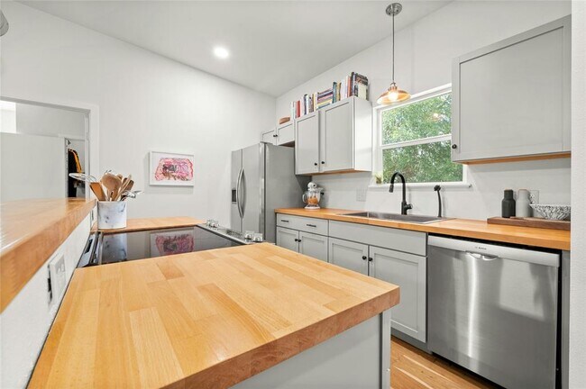 Building Photo - 602 Persimmon St