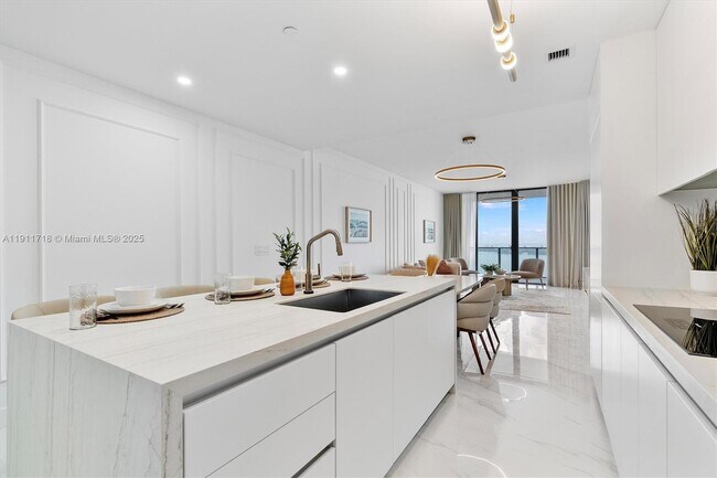 Building Photo - 700 NE 24th St