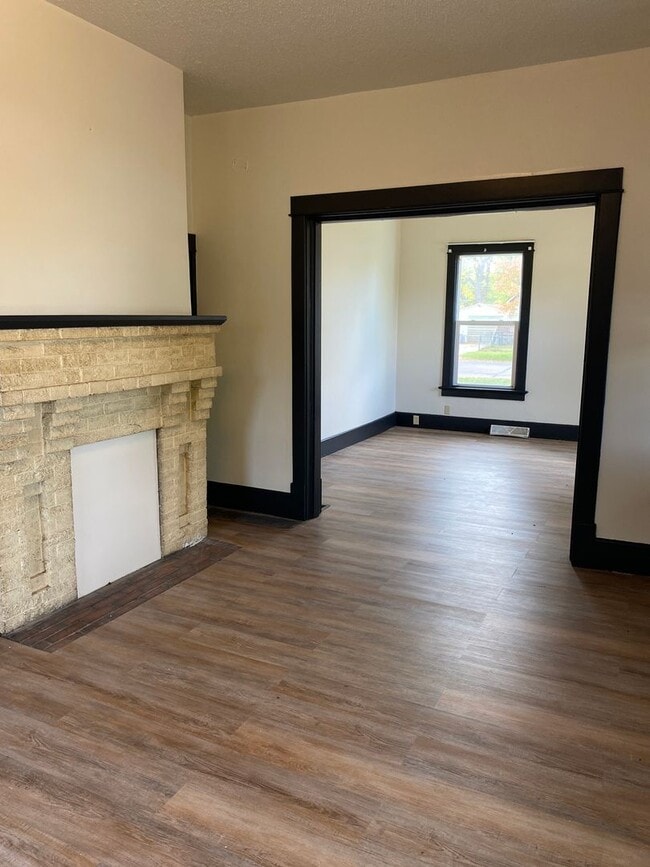 Building Photo - 902 E Kemp Ave