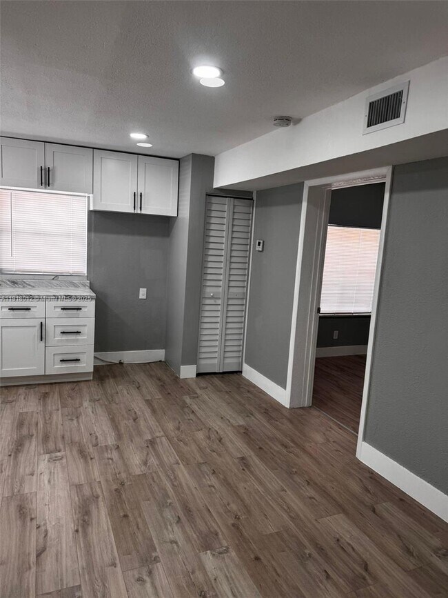 Building Photo - 141 W 6th St