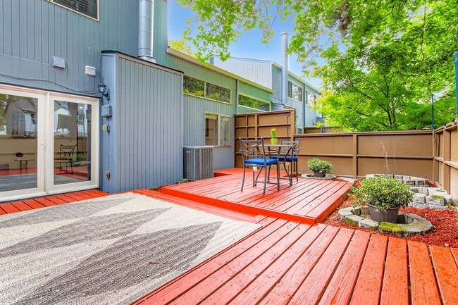 Building Photo - Beautifully Updated 2 Bedroom, 1.5 Bathroom Townhome-Style Condo in Tanasbrook, Near Tanasbourne!