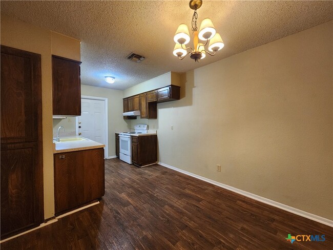 Building Photo - 317 Briarwood Dr