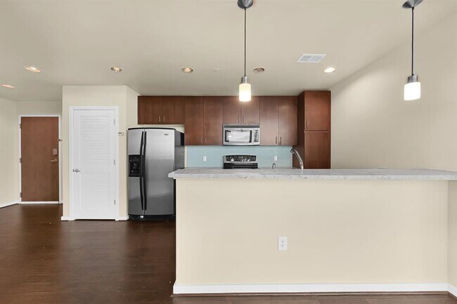 Building Photo - 5925 Almeda Rd