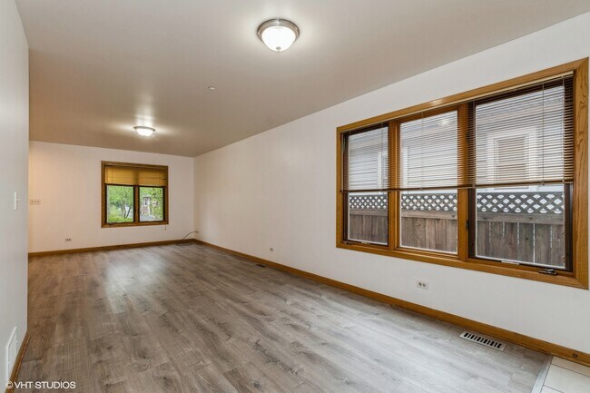 Building Photo - 557 Skokie Ave