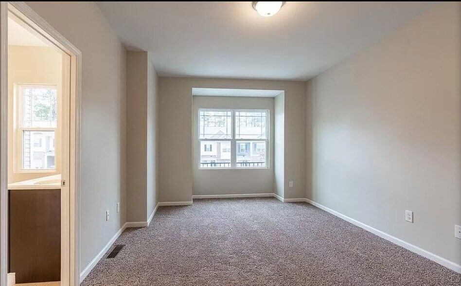 Master Room - 1000 Historic Cir