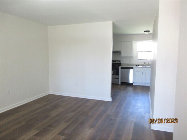 Building Photo - Newly Renovated- 2 bedroom, 2 bathroom apartment-Willow Run Apartments