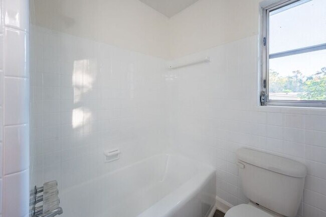 Building Photo - Gorgeous 3/2 Home