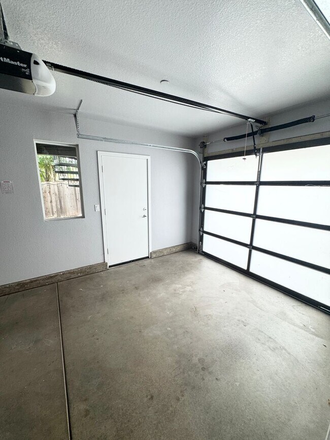 Building Photo - Luxury 3 Bed / 3 Bath Modern Home in Downtown Sacramento – Mansion Flats