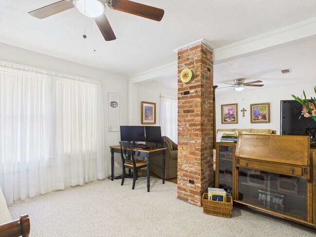 Building Photo - Quiet home in the central part of town