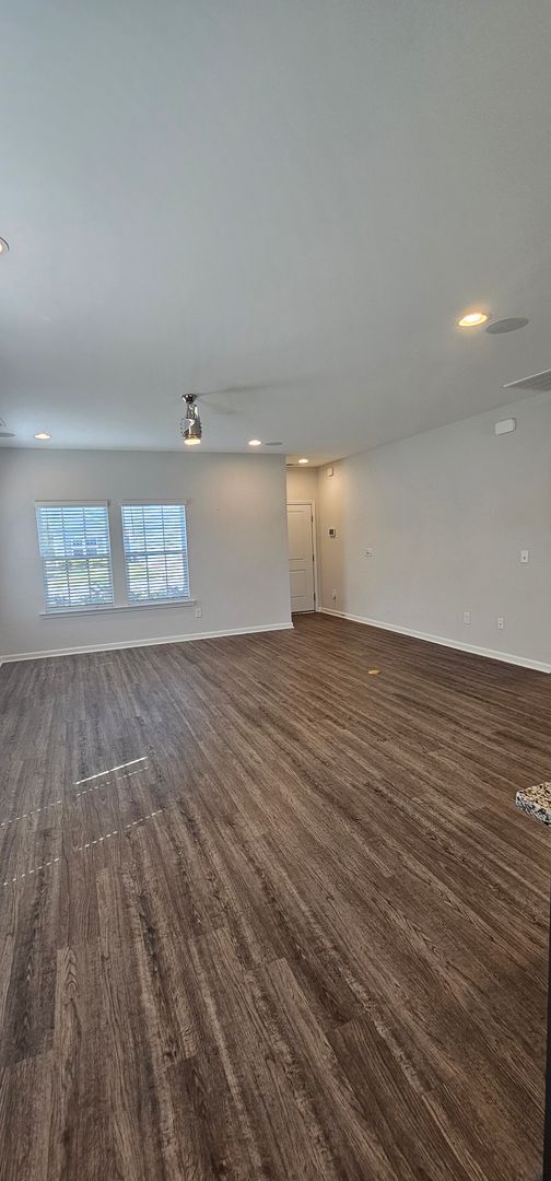 Building Photo - Live where charm meets convenience-Glenmoo...