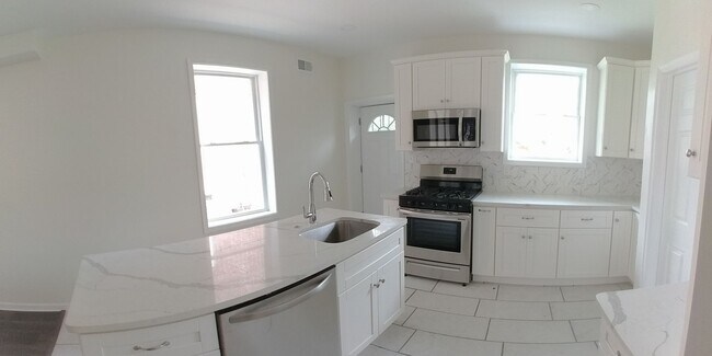 Building Photo - 4 Bedroom 3.5 Bath Home