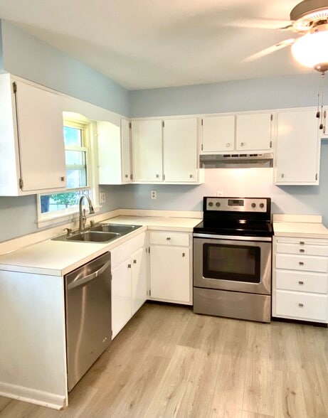 Full kitchen with all appliances included - 8003 Broadfern Dr