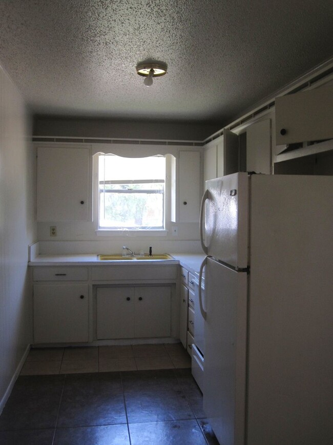 Building Photo - 305 E Avenue A