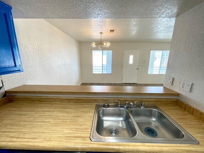 Building Photo - Great 1 Bedroom Condo in the Roadhaven Condos Gated Community!