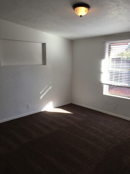 Building Photo - 5622 E Whittier St