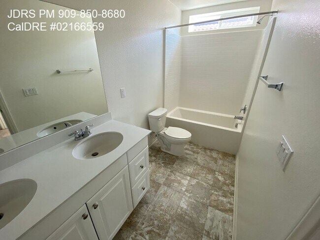 Building Photo - Ontario 4 Bedroom Home