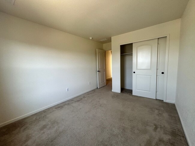 Building Photo - Spacious 5-Bedroom House with Large Fenced Yard