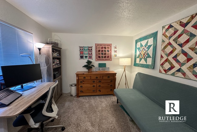 Building Photo - Spacious 3 Bedroom, 2 Bath Home in a Quiet...