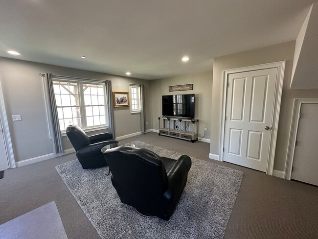 Building Photo - Spacious 3-Bedroom Townhouse in Prime Exet...