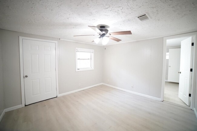 Building Photo - 318 Meadowbrook Ln