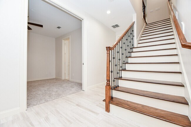 Building Photo - 709 Delano St
