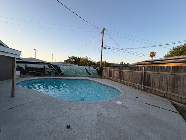 Building Photo - Affordable 3 BD 2 BA house in SW Bakersfield on a corner lot