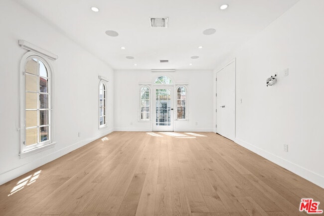 Building Photo - 424 N Gardner St