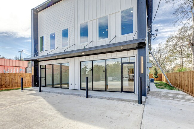 Building Photo - 704 S 1st St