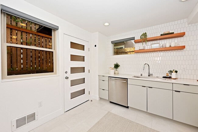 Building Photo - Modern 2BR End-Unit Townhome with Two Rooftop Decks