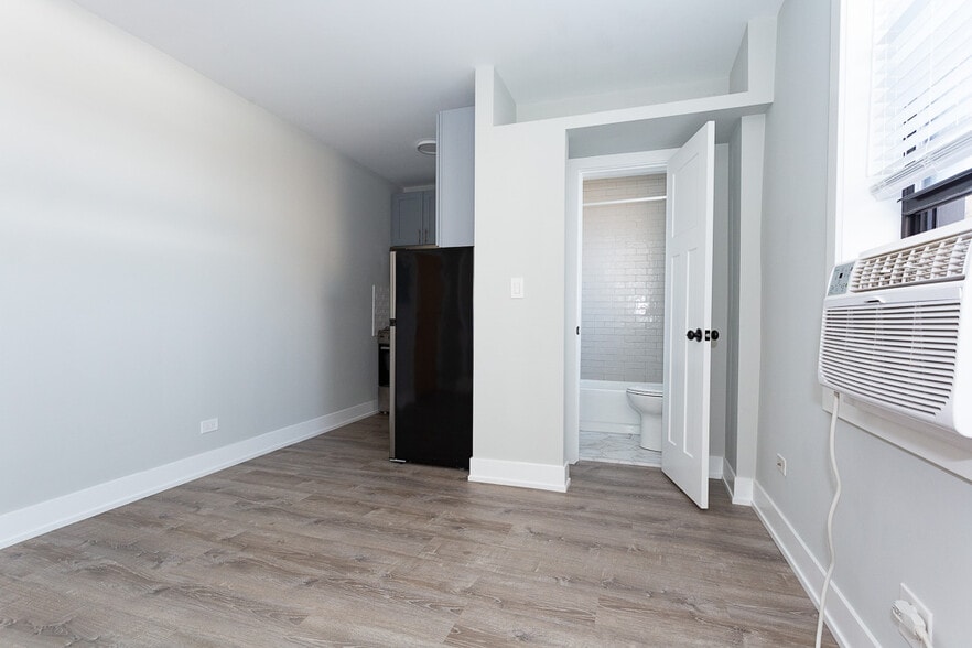 Building Photo - 545 W Belmont Ave