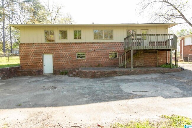 Building Photo - 1332 Lake Ln NE